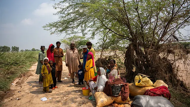 family displaced pakistan floods