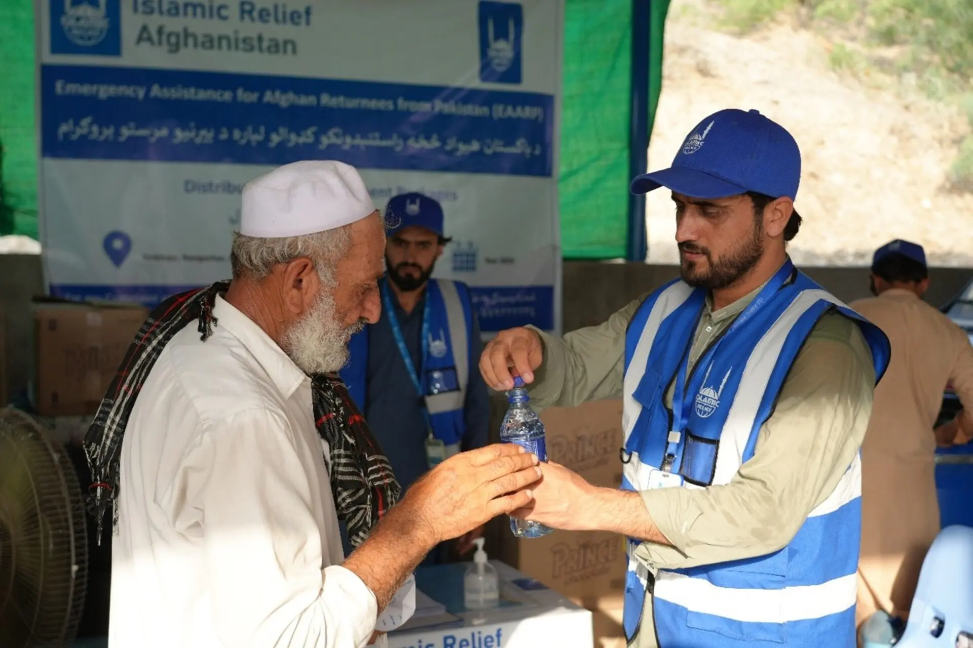 Islamic Relief staff are distributing refreshment kits, including water, to recent returnees at the Torkham border in Nangarhar, Afghanistan