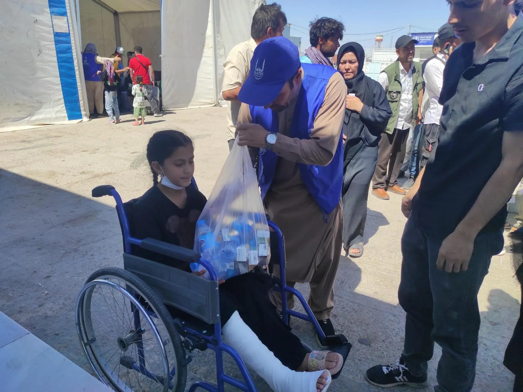 Islamic Relief staff are distributing refreshment kits to returnees at the Islam Qala border, Herat, Afghanistan