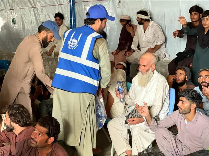 Islamic Relief staff provide water to recent returnees at Torkham border, Nangarhar, Afghanistan