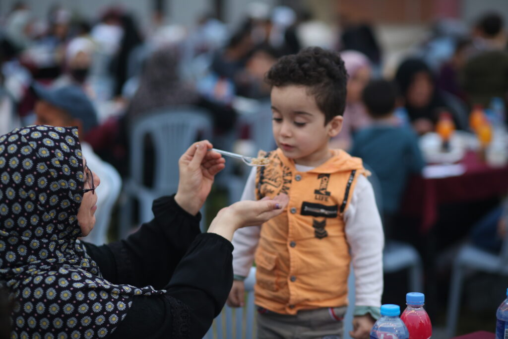 Image: Hot meal distributions in Gaza to displaced children and families.